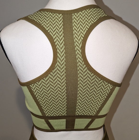 Fabletics Seamless Sports Bra (Size: M) - Picture 4 of 4